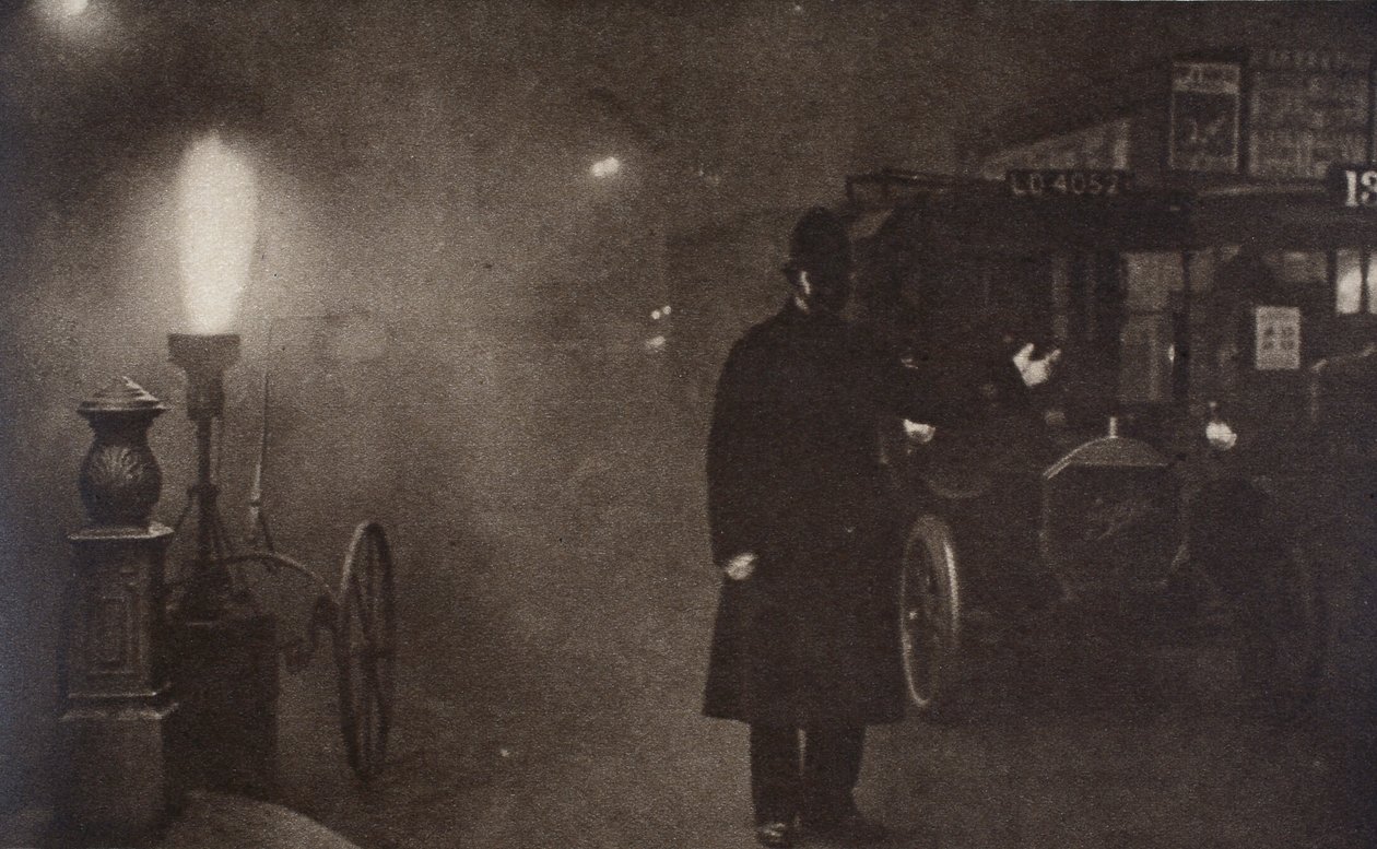 Een agent die verkeer regelt in de mist, Londen, ca. 1910-1920 door Unbekannt