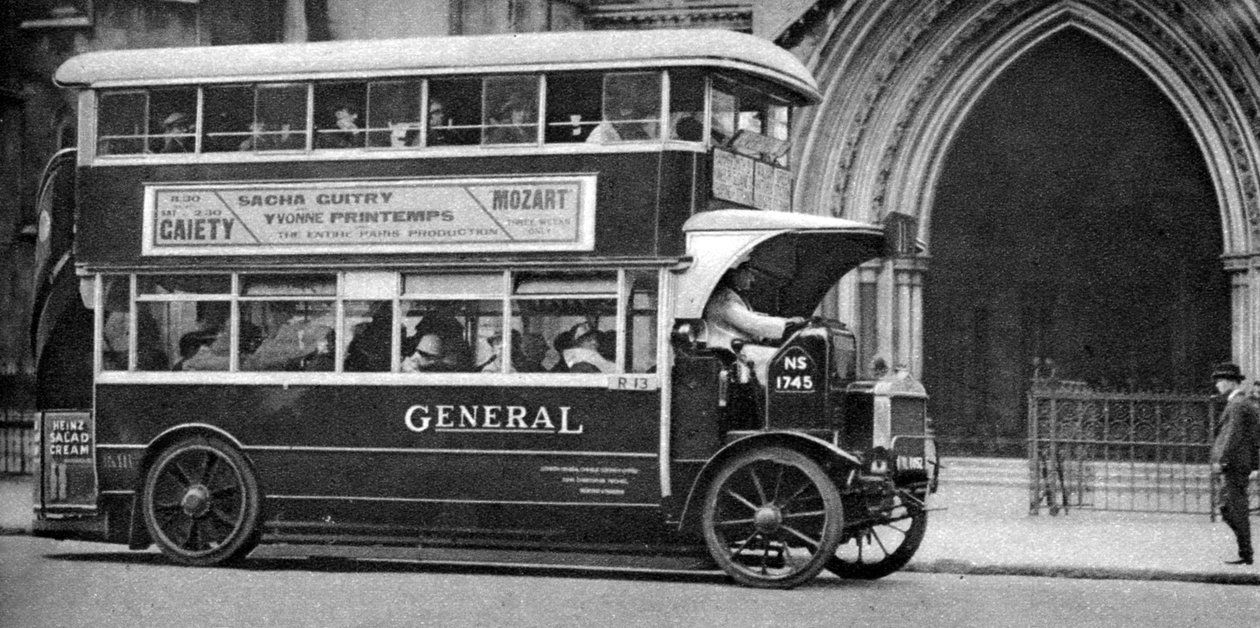 Een dubbeldekker bus buiten de Rechtbanken, Londen, 1926-1927 door Unbekannt