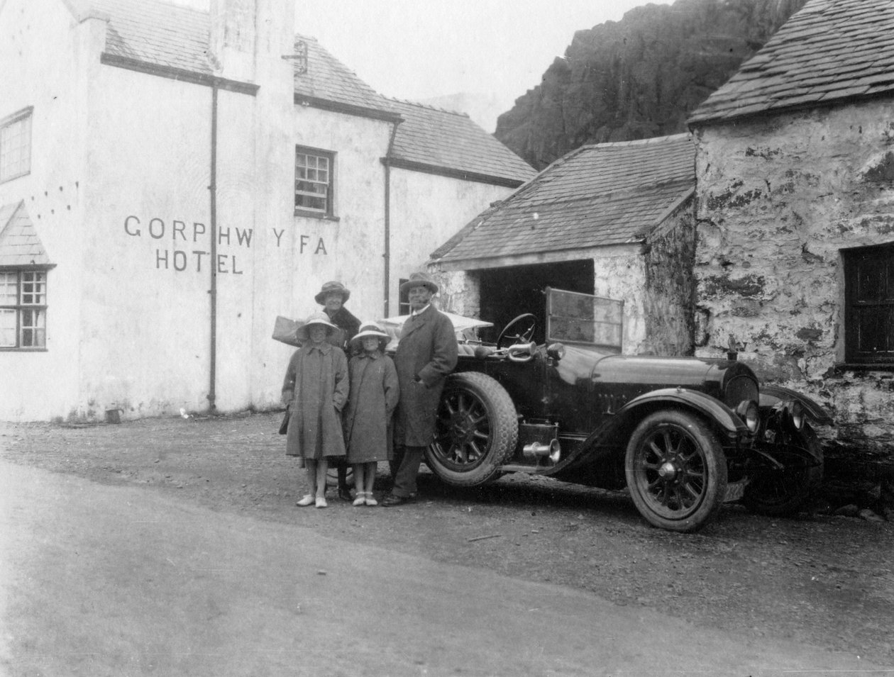Een familie naast hun auto, Gorphwysfa Hotel, Noord-Wales, ca. 1920s-1930s door Unbekannt