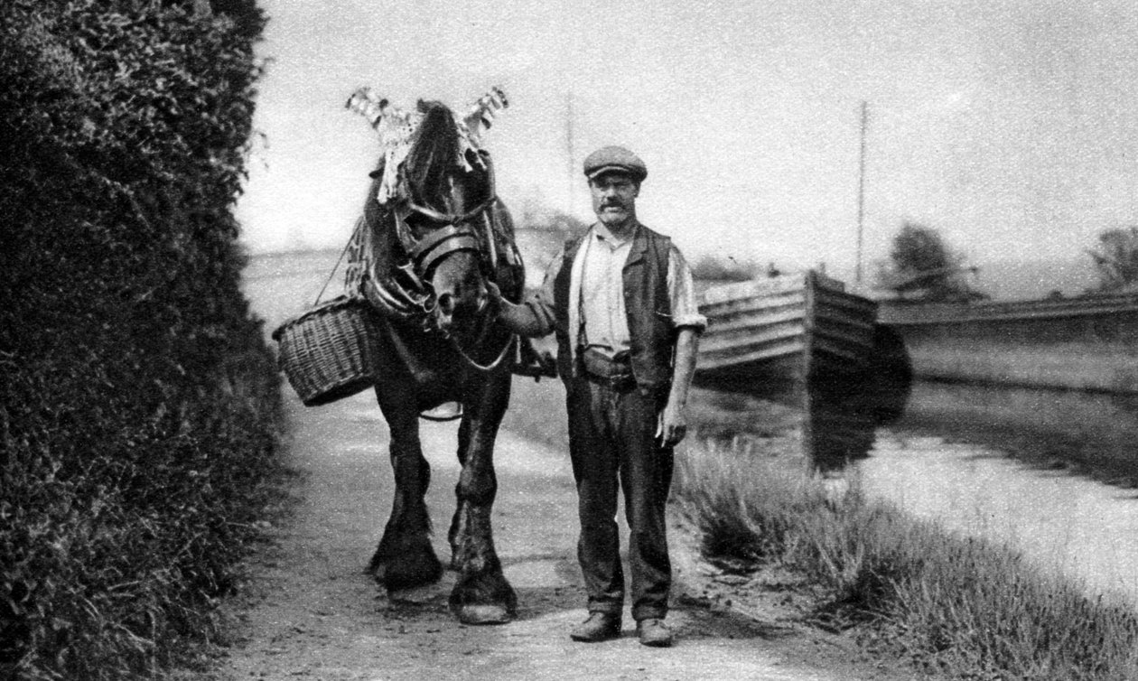 Een paard trekt een kanaalschip door Unbekannt