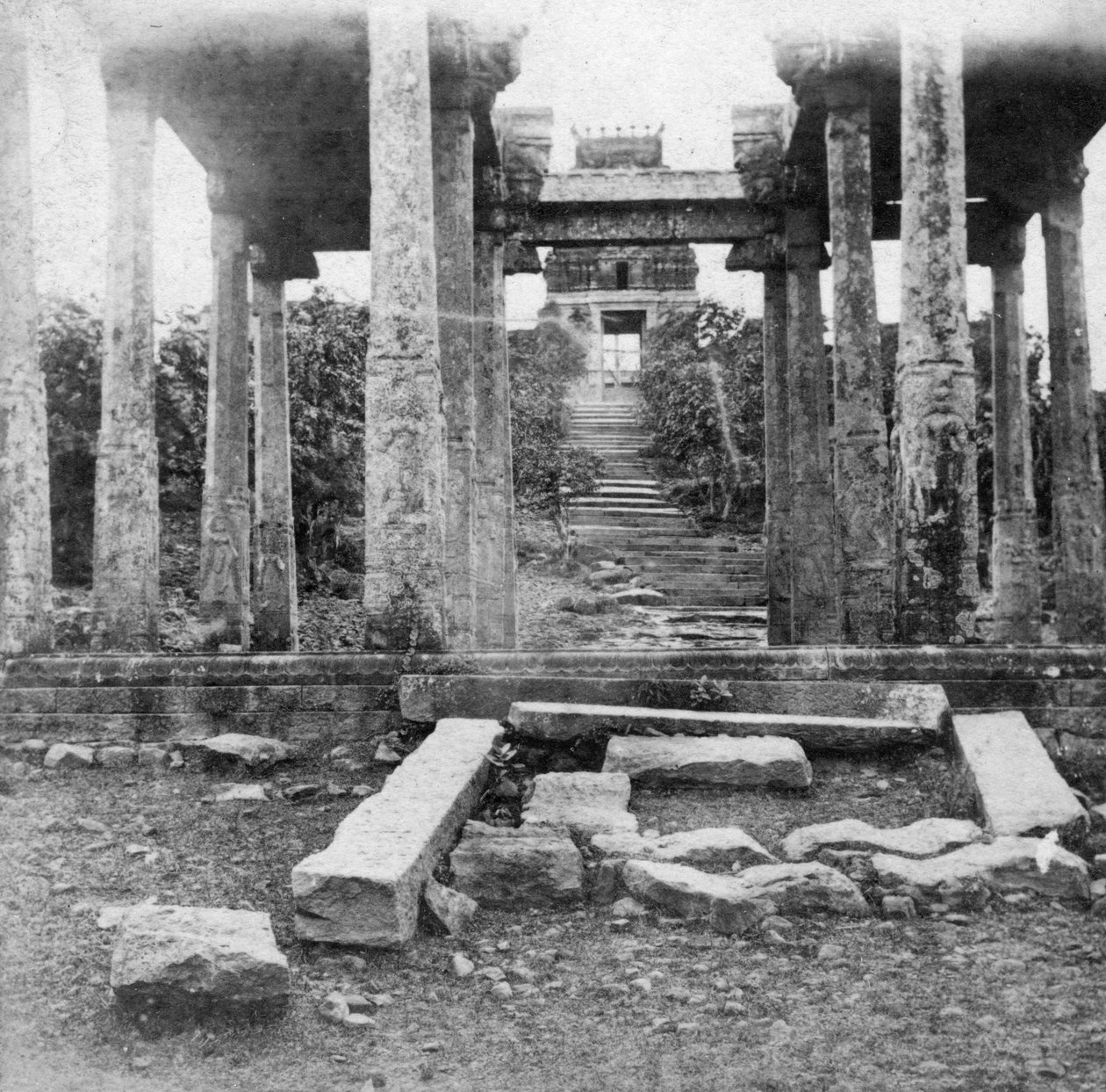 Een verwoeste tempel nabij Madras, India, 1874 door Unbekannt