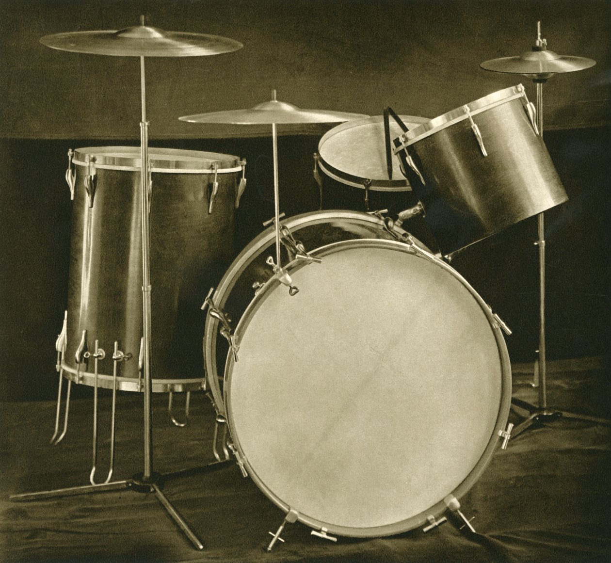 Een set slaginstrumenten, trommels en bekkens van Tsjechoslowaakse makelij, 1948 door Unbekannt