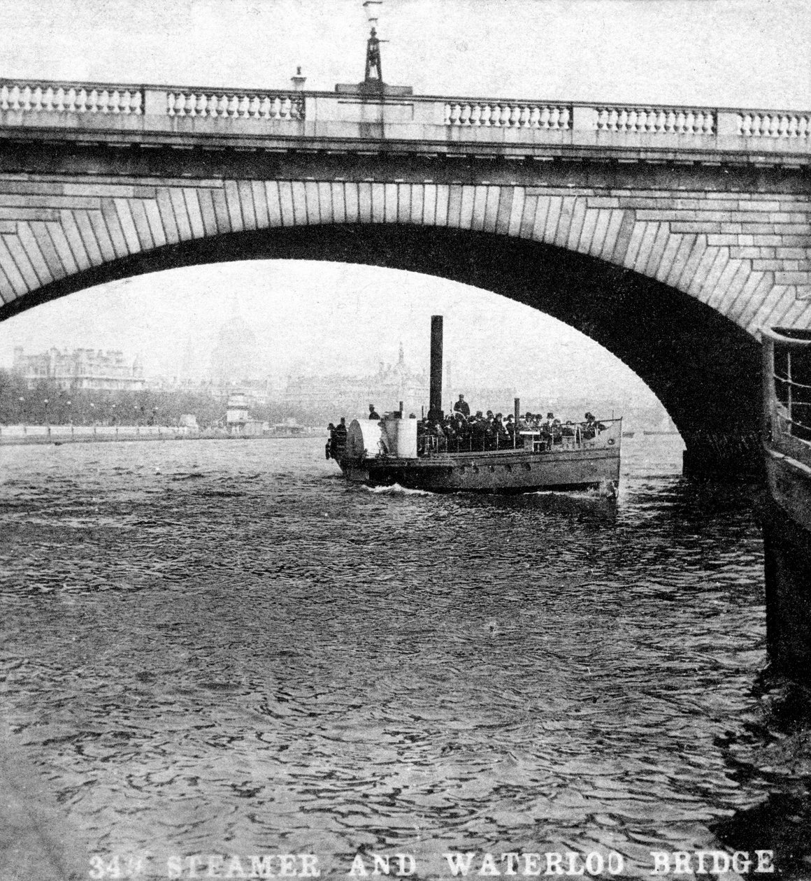 Een stoomboot die onder de Waterloo-brug doorvaart, Londen, begin 20e eeuw door Unbekannt
