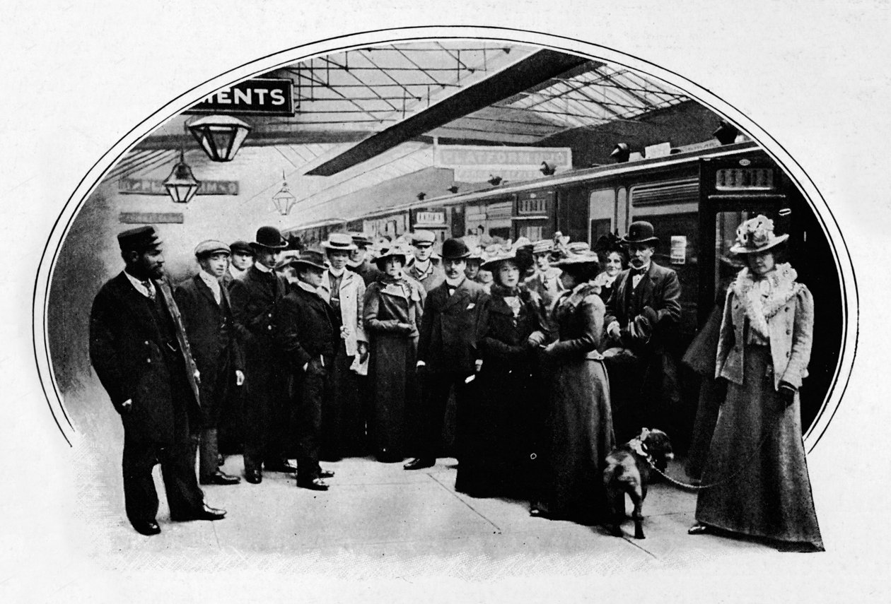 Een theatergezelschap begint aan een tournee, Euston Station, Londen door Unbekannt