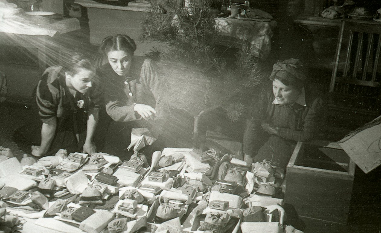 Actrices van het Moskouse Kunsttheater bereiden cadeaus voor het Rode Leger, USSR, 1943 door Unbekannt