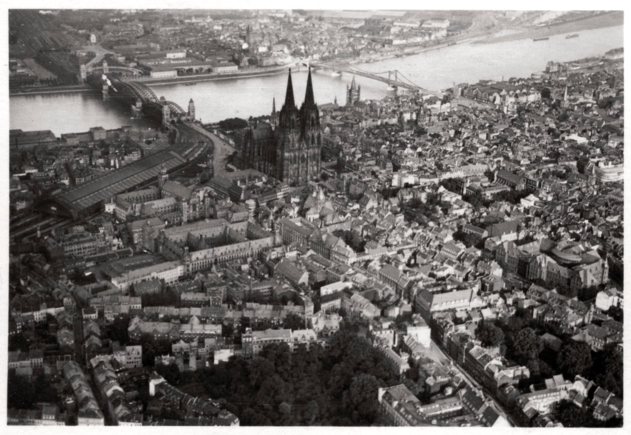 Luchtfoto van Keulen, Noordrijn-Westfalen, Duitsland, vanuit een Zeppelin, circa 1931-1933 door Unbekannt