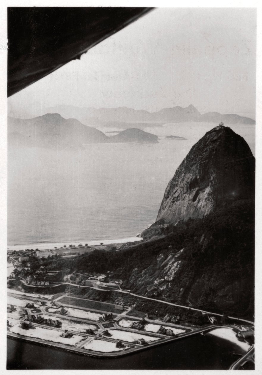 Luchtfoto van de Suikerbroodberg, Rio de Janeiro, Brazilië, vanuit een Zeppelin, 1930-1933 door Unbekannt