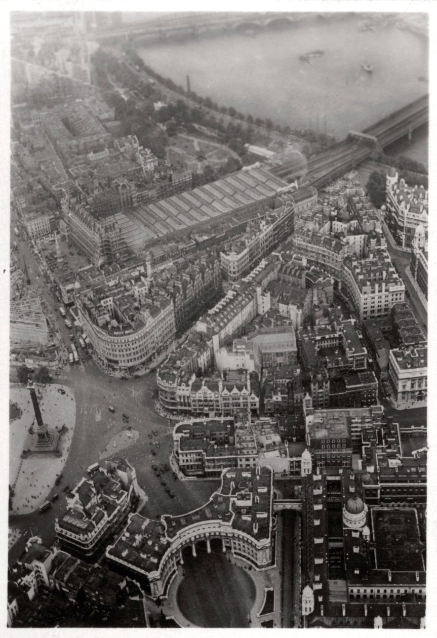 Luchtfoto van Trafalgar Square, Londen, vanuit een Zeppelin door Unbekannt