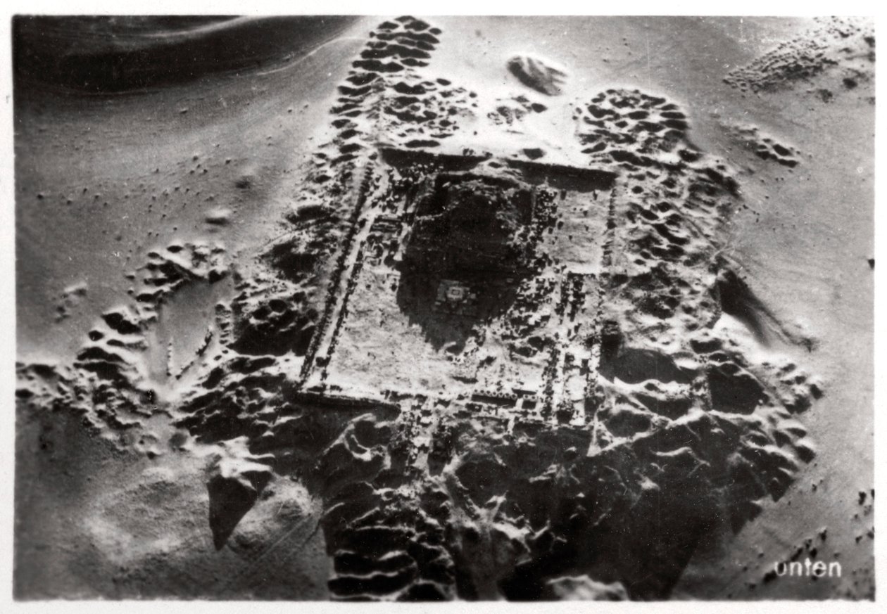 Luchtfoto van archeologische opgravingen bij Saqqara, Egypte, 1931-1933 door Unbekannt