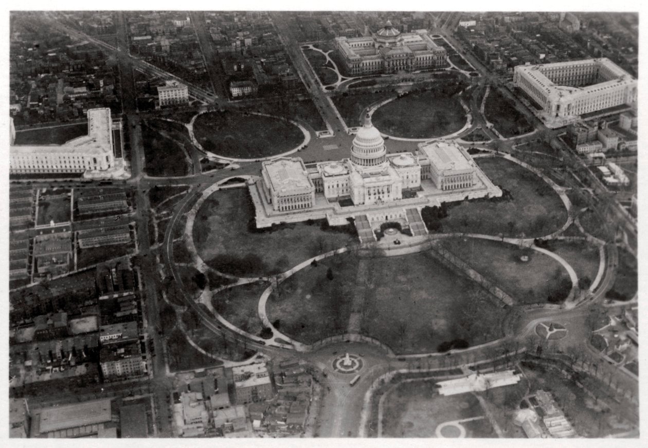 Luchtfoto van het Capitool, Washington DC, VS, vanuit een Zeppelin, 1928-1933 door Unbekannt