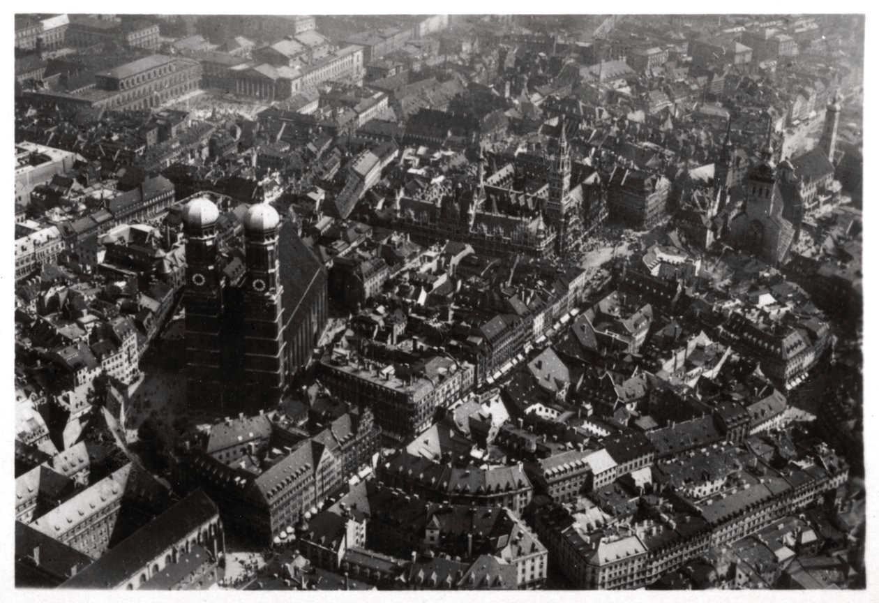 Luchtfoto van de Frauenkirche, München, Duitsland, vanuit een Zeppelin, ca. 1931-1933 door Unbekannt