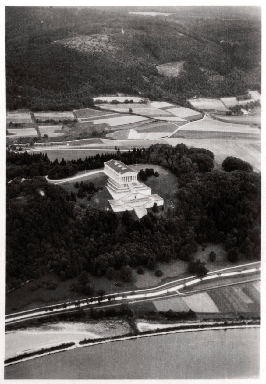 Luchtfoto van de Walhalla Tempel, nabij Regensburg, Duitsland, vanuit een Zeppelin door Unbekannt