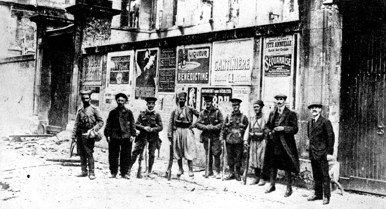 Afrikaanse jager, twee Turcos en drie Britse soldaten, Soissons, Frankrijk, Eerste Wereldoorlog, 1914 door Unbekannt