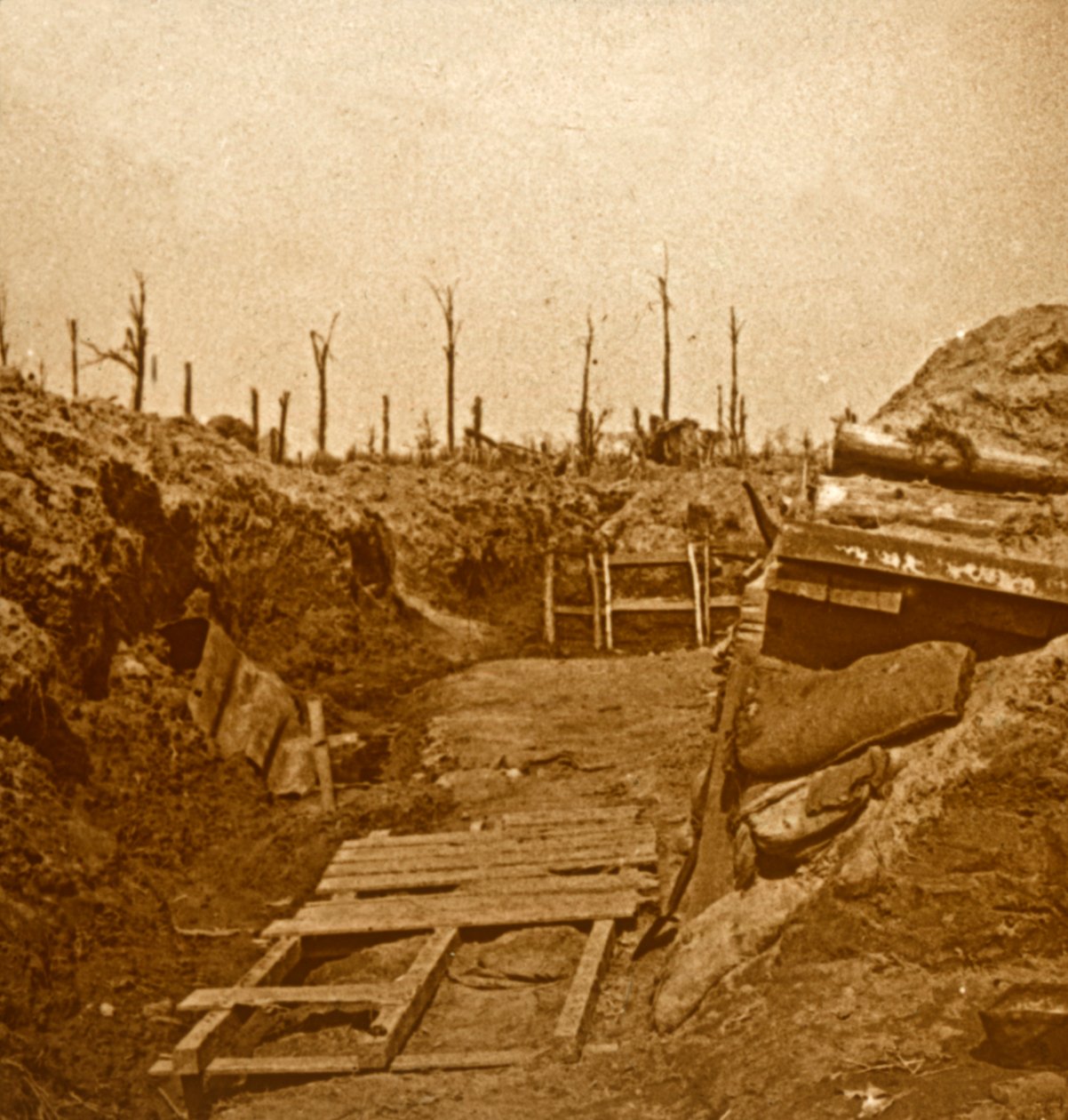 Na bombardement, ca. 1914-ca. 1918 door Unbekannt
