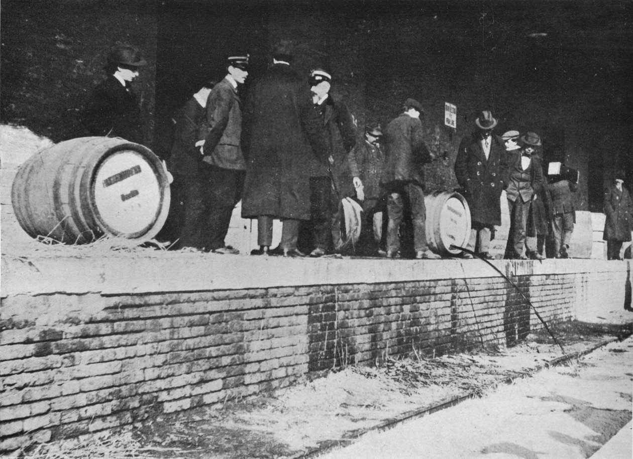 Na de oorlogsverklaring: Duits bier wordt weggehaald bij een Italiaanse douaneopslag, 1915 door Unbekannt