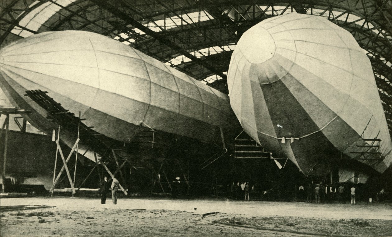Luchtschepen in hangar, Eerste Wereldoorlog, 1914, ca. 1920 door Unbekannt