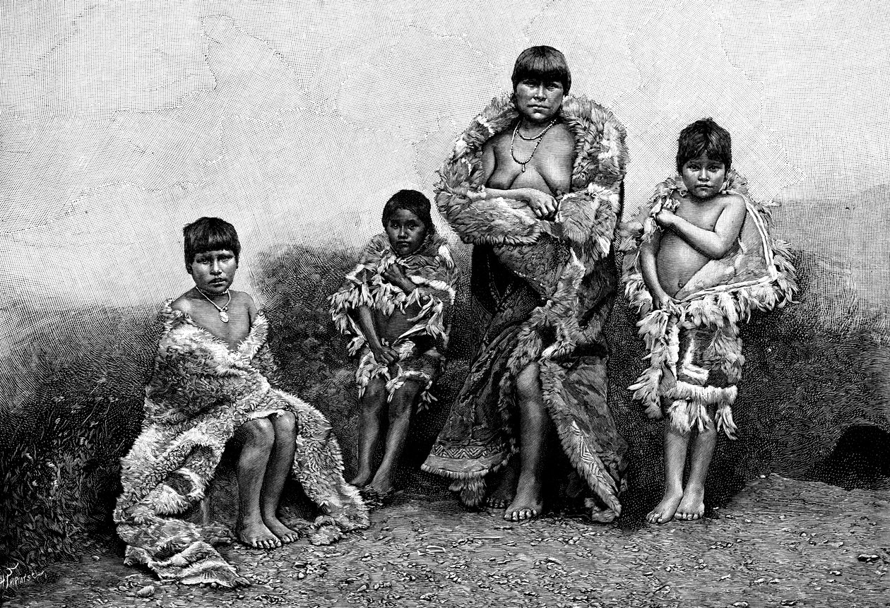 Alakaluf Fuegians, gekleed in guanaco huiden, Chili, 1895 door Unbekannt