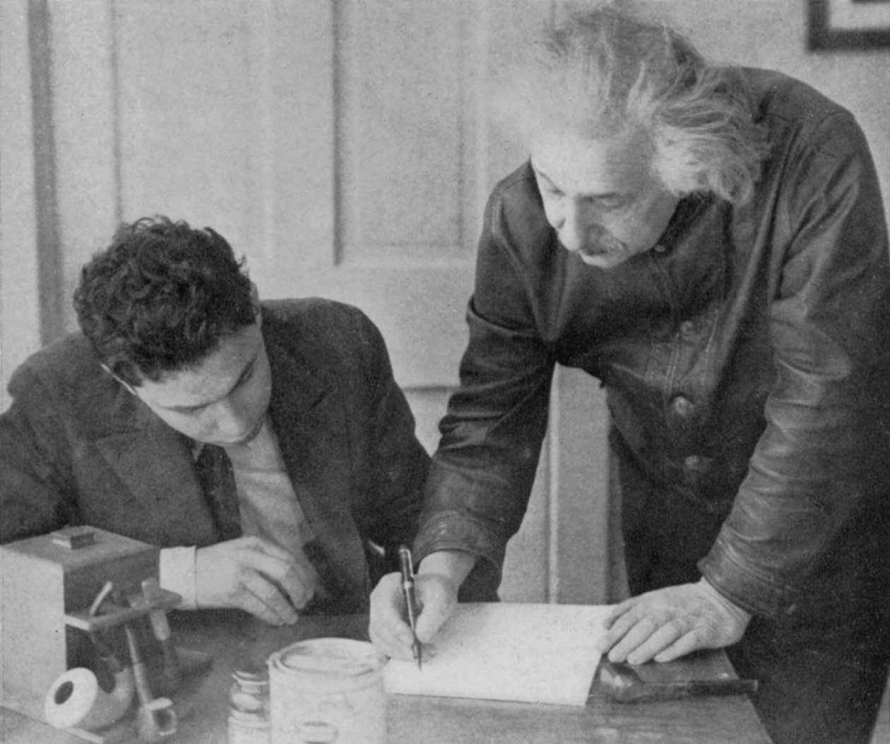Albert Einstein, Duits-Zwitsers-Amerikaanse wiskundige en natuurkundige, met een student door Unbekannt
