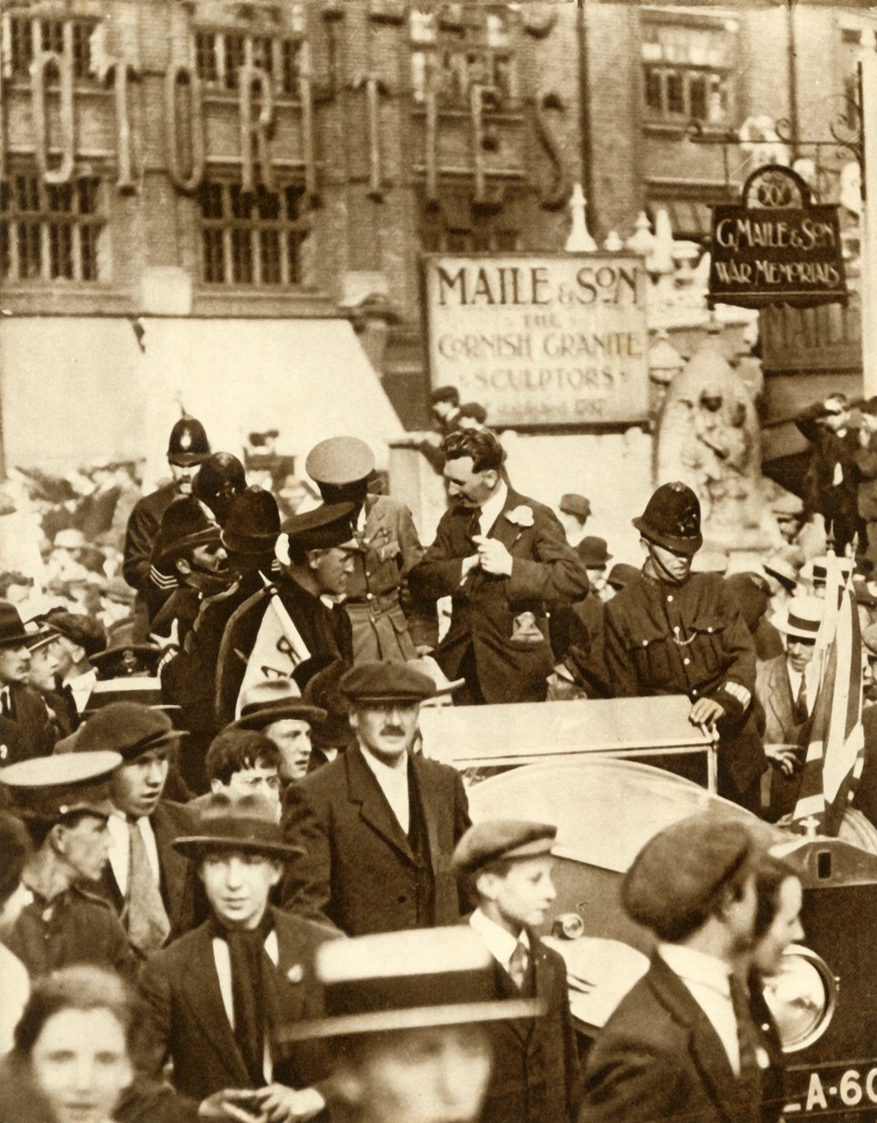 Alcock en Brown...na de eerste non-stop trans-Atlantische vlucht, Londen, juni 1919, 1935 door Unbekannt