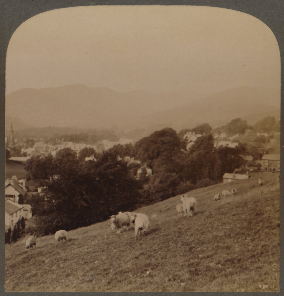 Ambleside, in de prachtige Vallei van de Rothay, Lake District, Engeland door Unbekannt