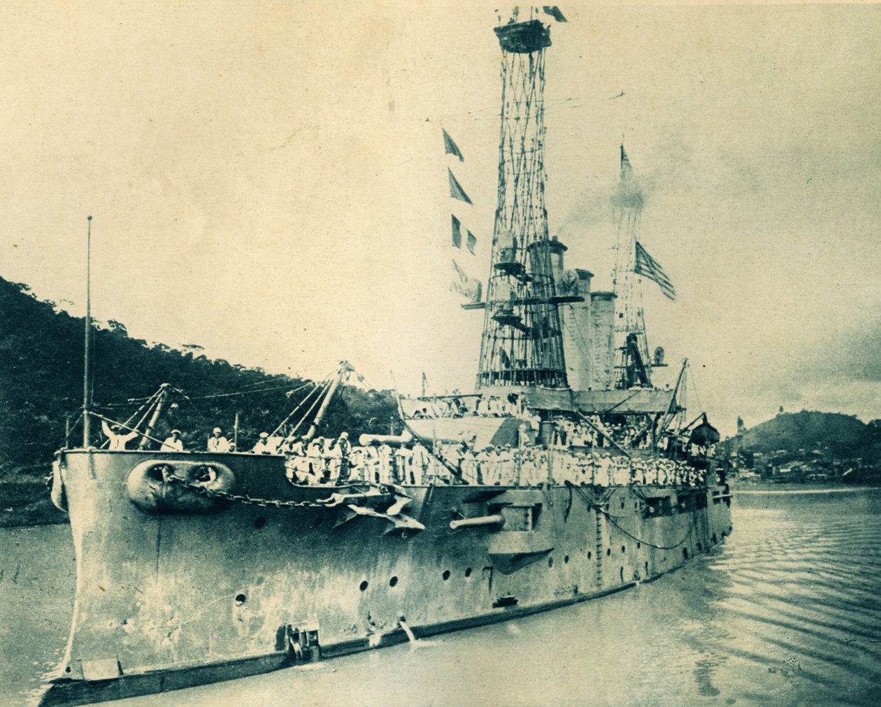 Amerikaans slagschip Missouri maakt de doorgang door het Panamakanaal door Unbekannt