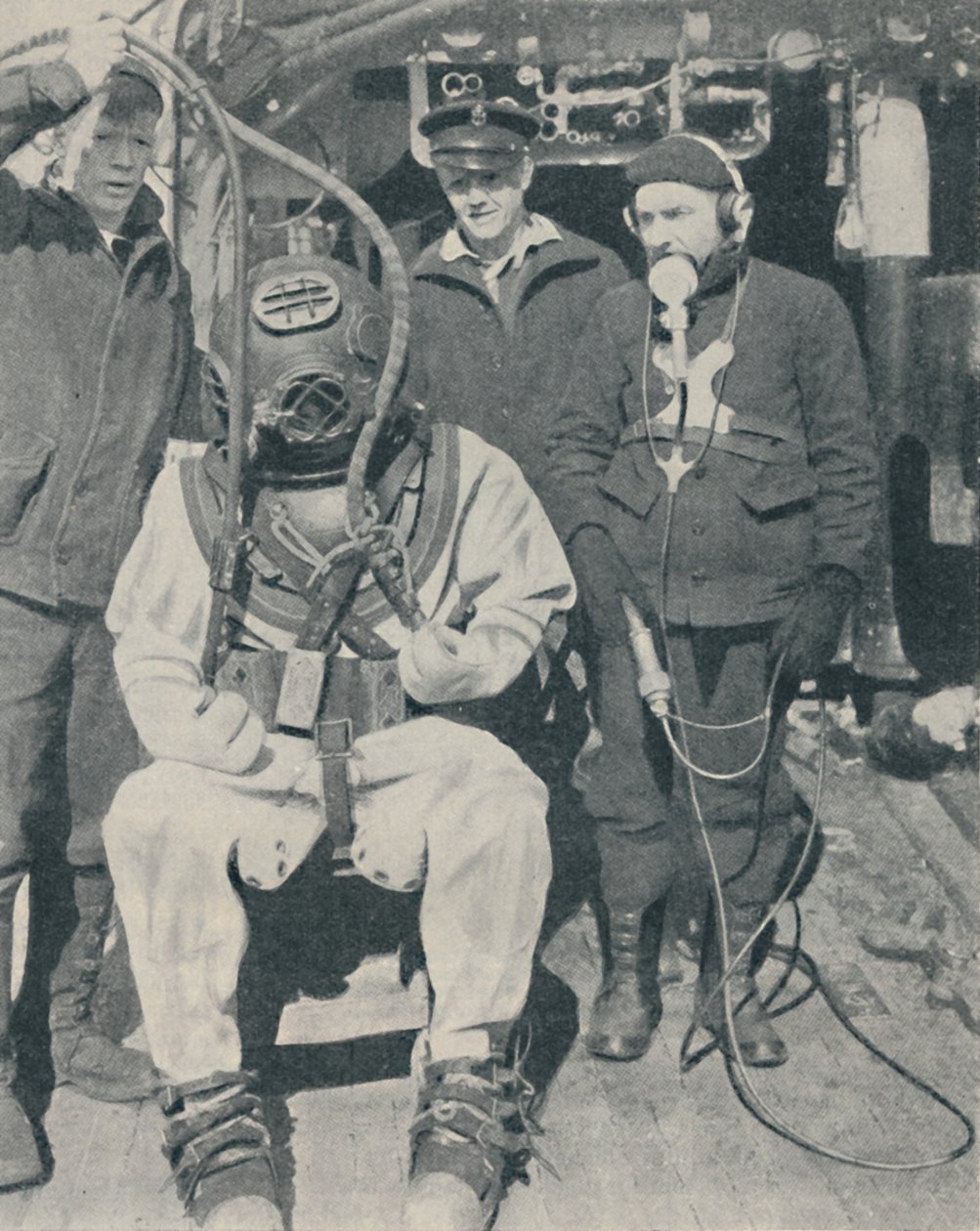 Amerikaanse marine duiker draagt waterdichte rubberen handschoenen met drie vingers, 1937 door Unbekannt
