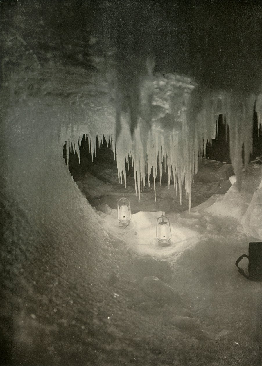 Een ijsgrot in de winter, gefotografeerd bij het licht van orkaanlampen, ca. 1908, 1909 door Unbekannt