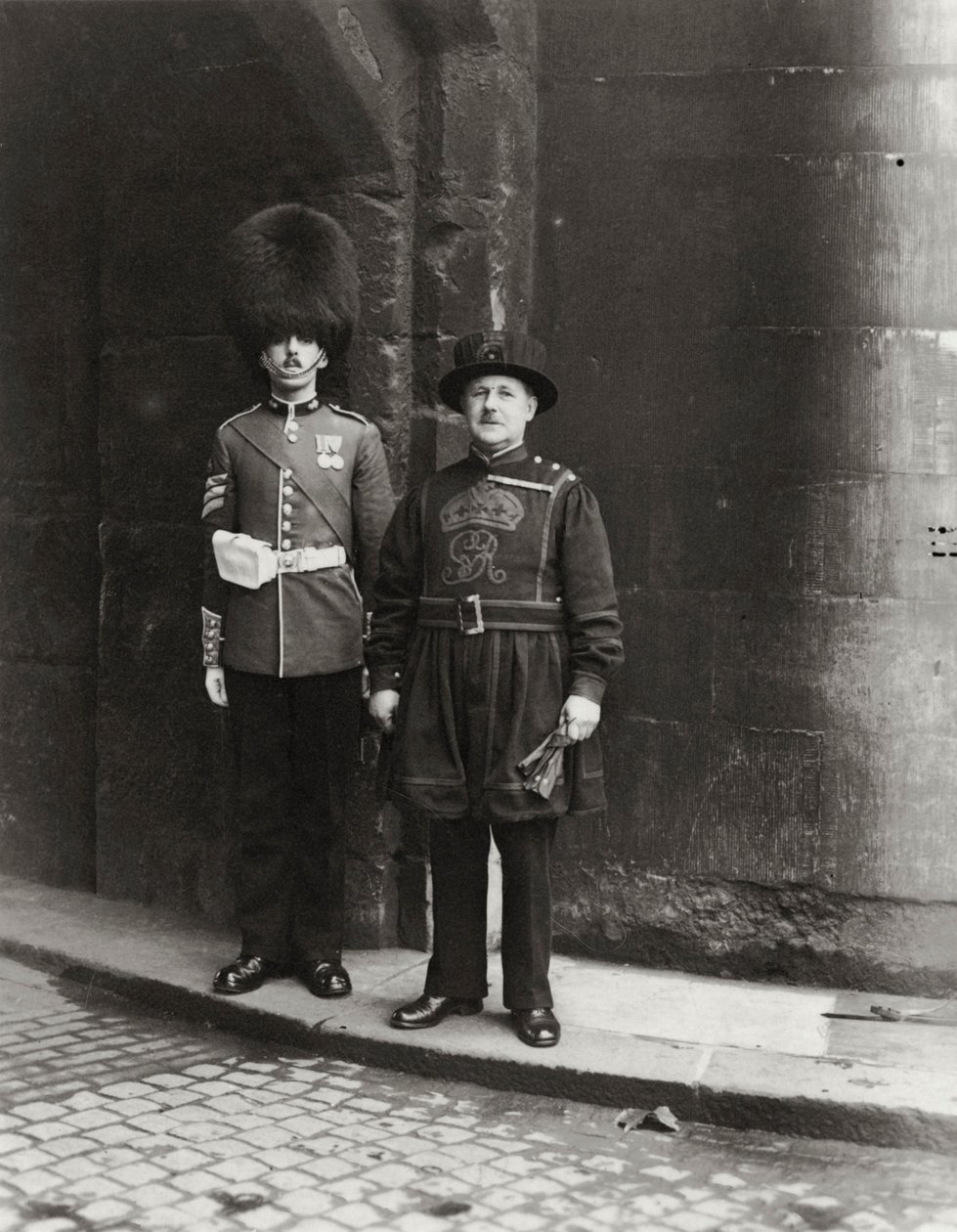 Oud en Modern bij de Tower of London, 20e eeuw door Unbekannt