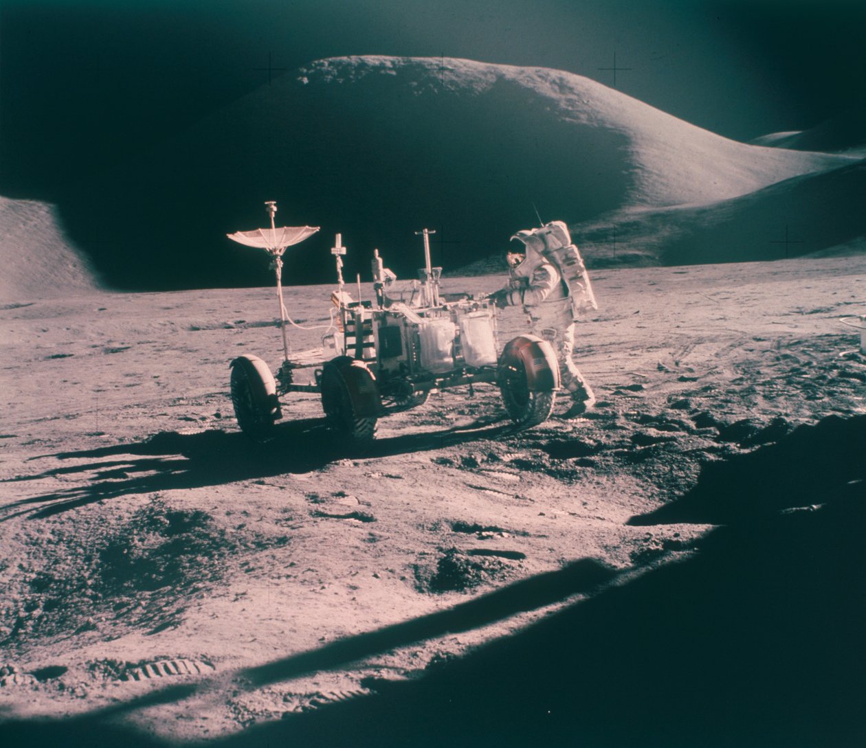 Apollo 15 astronaut James Irwin met de Lunar Rover, augustus 1971 door Unbekannt