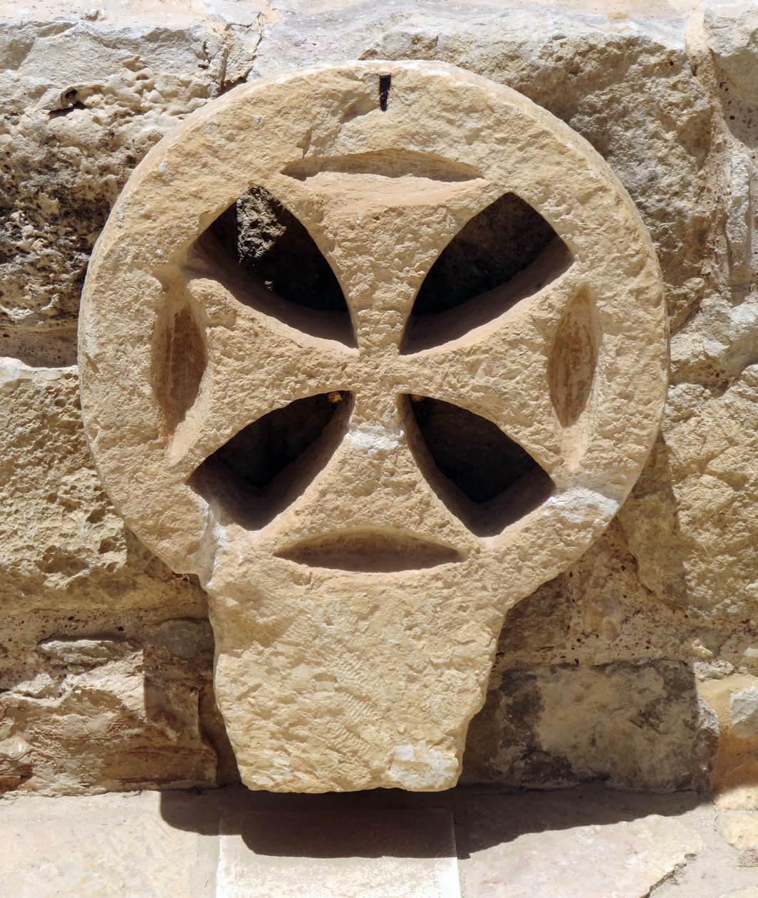 Architectonisch raamdetail van een Byzantijnse kerk in het Judea en Samaria gebied, Westelijke Jordaanoever door Unbekannt