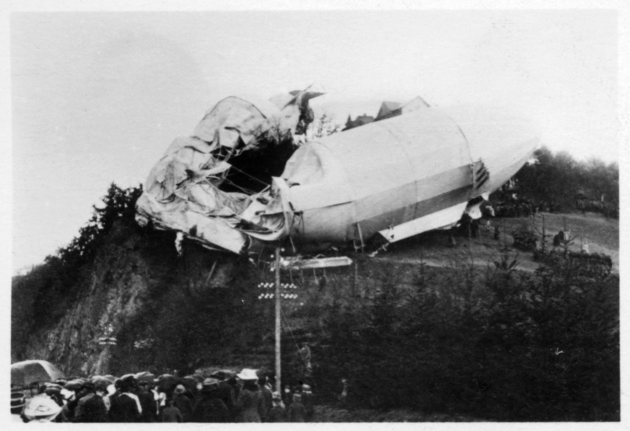 Leger Zeppelin Z2 LZ5 gestrand nabij Weilburg tijdens een storm, Duitsland, 1910 1933 door Unbekannt