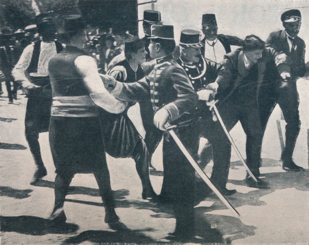 Arrestatie van Gavrilo Princip, moordenaar van Aartshertog Franz Ferdinand, 1914 door Unbekannt