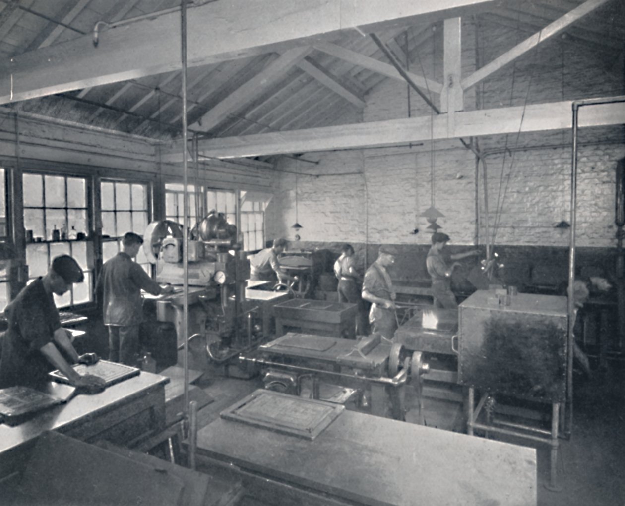 Aan het werk in de gieterij. Wasmallen maken van de pagina