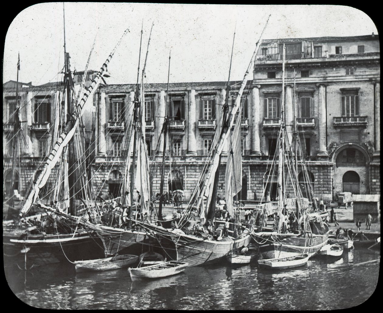 Aan de kade, haven van Messina, Sicilië, Italië, eind 19e of begin 20e eeuw door Unbekannt