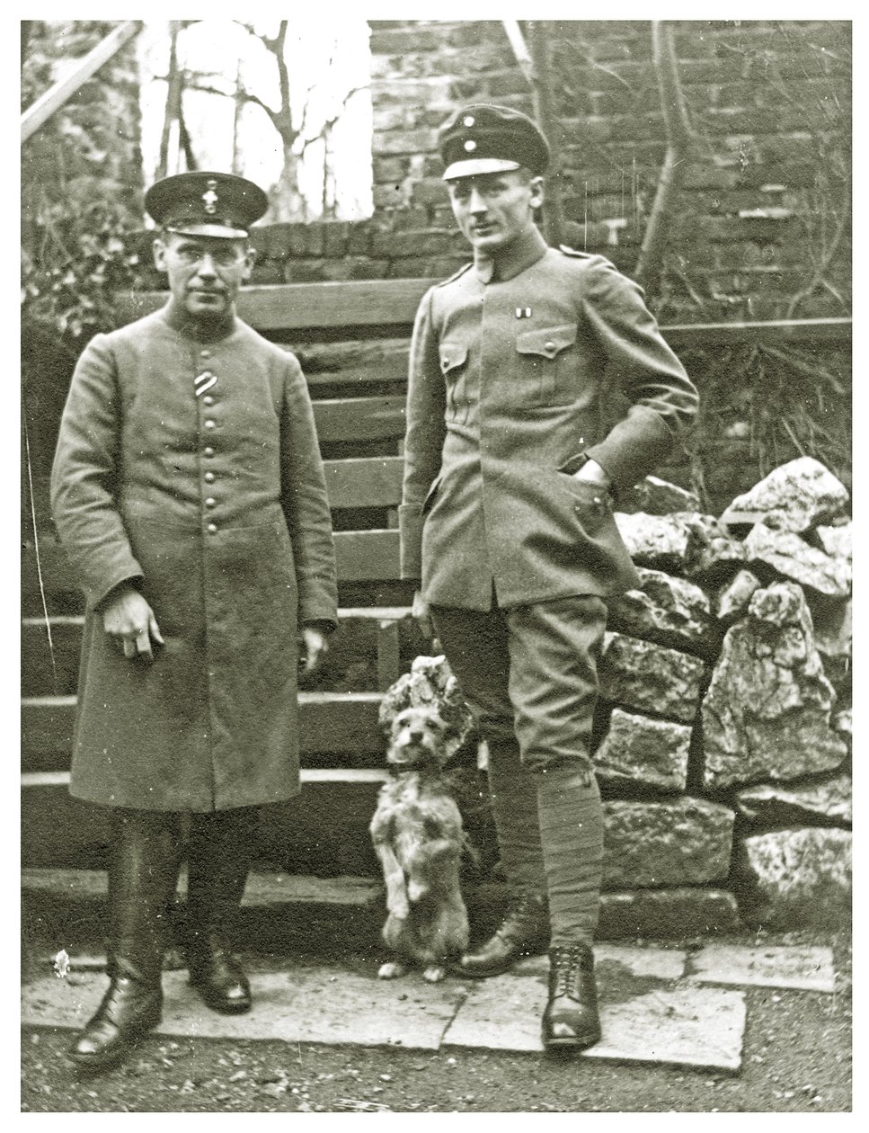 Oostenrijkse of Italiaanse soldaten met een hond, februari 1918 door Unbekannt