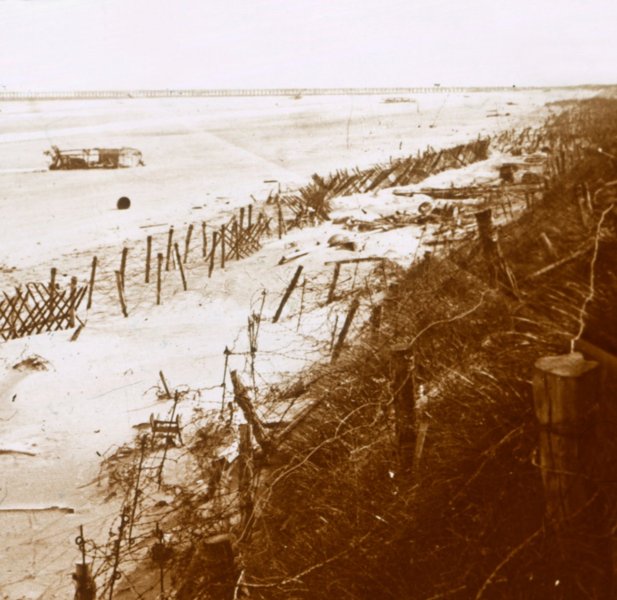 Prikkeldraadversperringen op het strand, Nieuwpoort-Bad, Vlaanderen, België, ca. 1914-1918 door Unbekannt