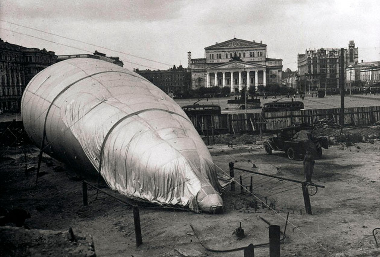 Barrageballon bij het Bolsjojtheater, Moskou, USSR, 1942 door Unbekannt