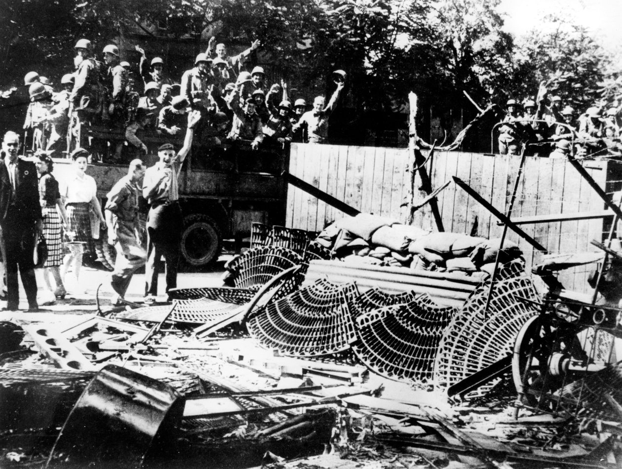 Barricades opgetrokken nabij de Place de la Concorde, Parijs, augustus 1944 door Unbekannt