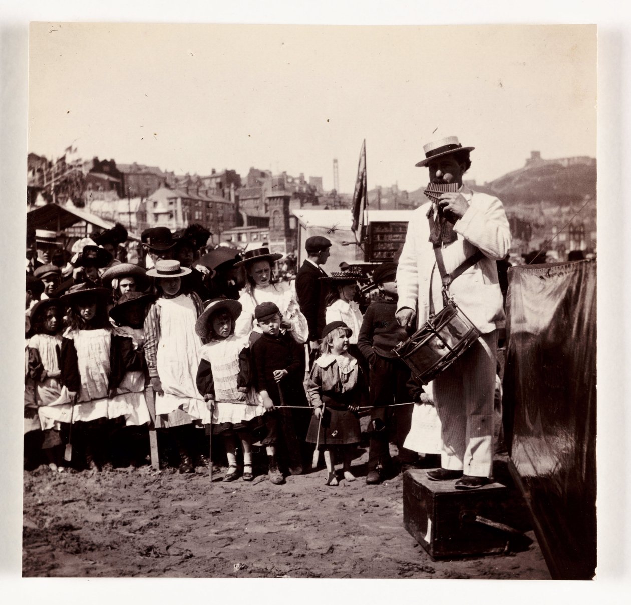 Strandartiest, ca. 1905 door Unbekannt