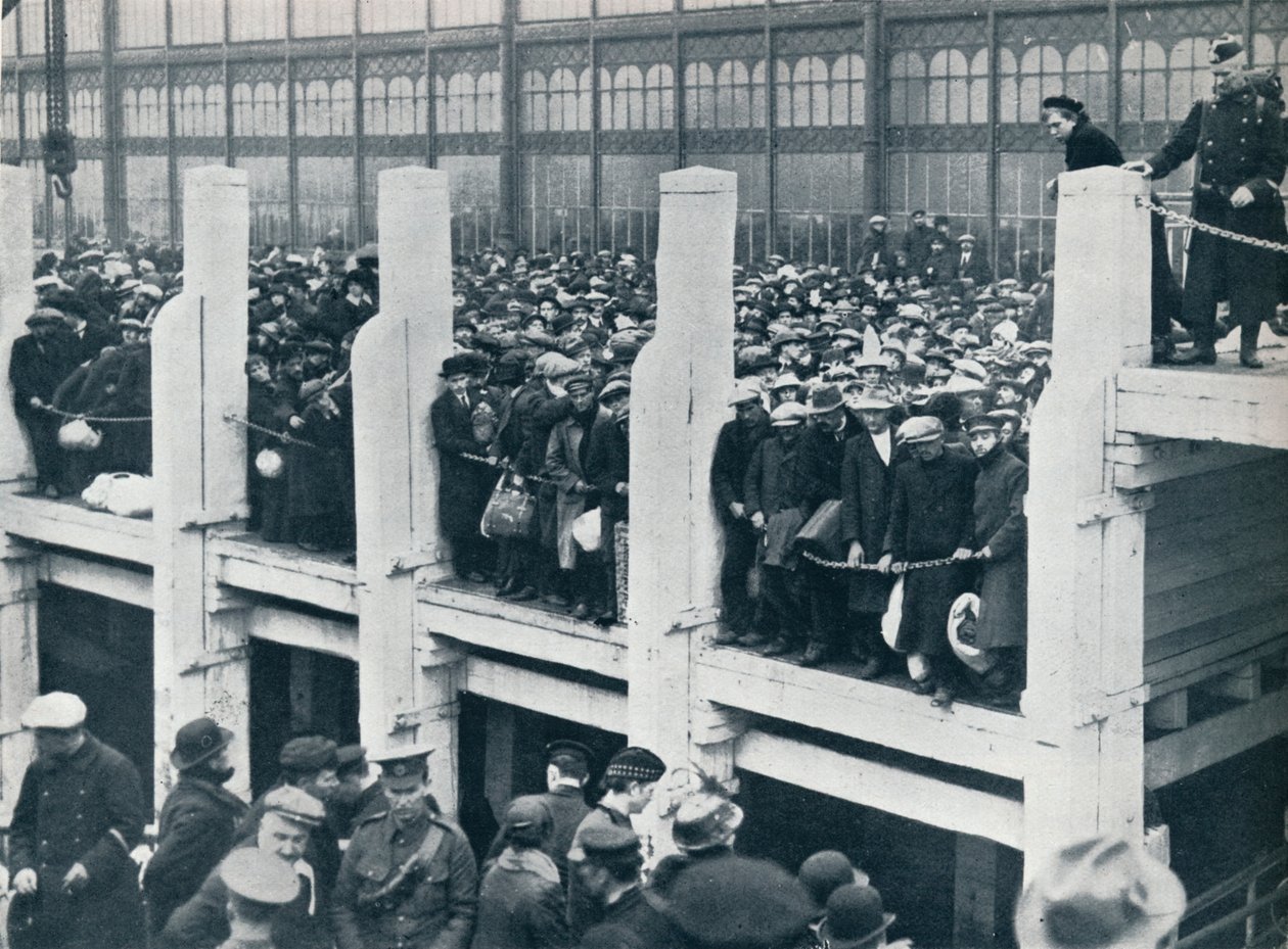 Belgische vluchtelingen in de haven van Oostende wachten op een boot naar Engeland, 1914 door Unbekannt
