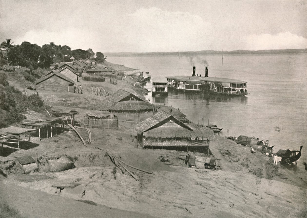Bhamo - Irrawaddy Flotilla Poststoomboot bij de Ghat, 1900 door Unbekannt