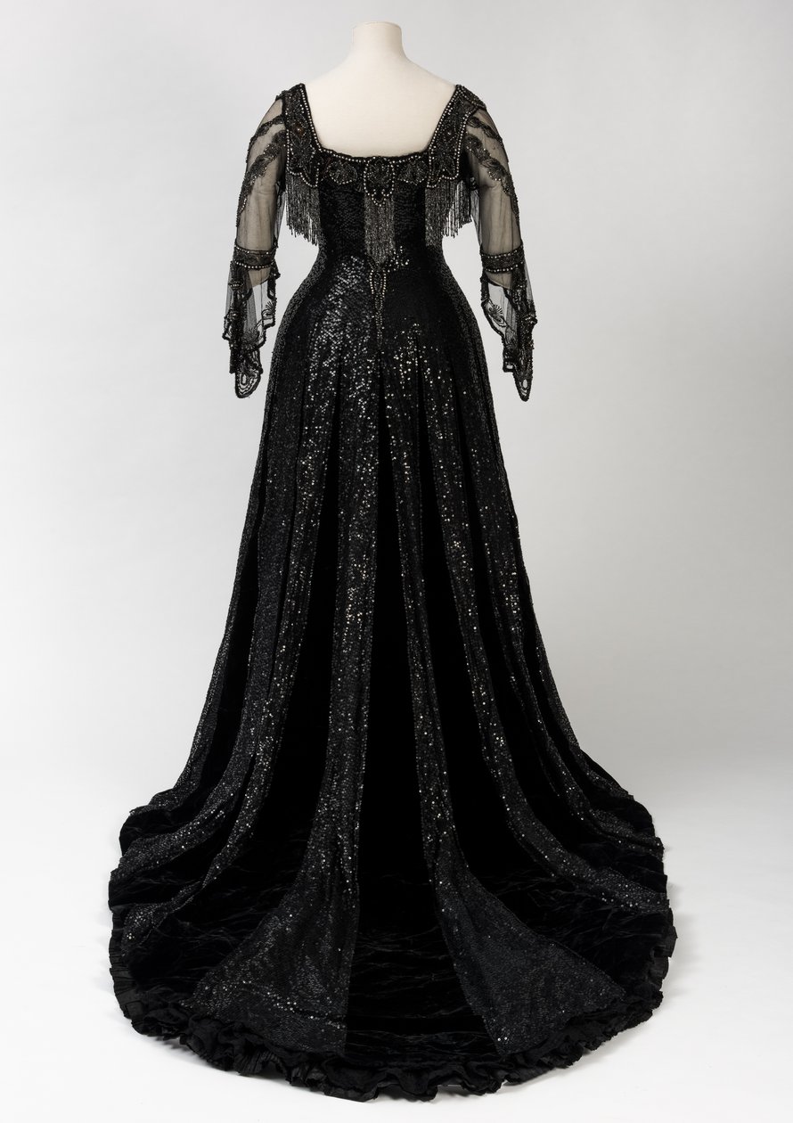 Zwarte avondjurk gedragen door Koningin Alexandra, met kralen- en paillettenversiering en de handtekening van Koningin Alexandra, gemaakt door Barolet van Knightsbridge, Londen 1908-1910 door Unbekannt