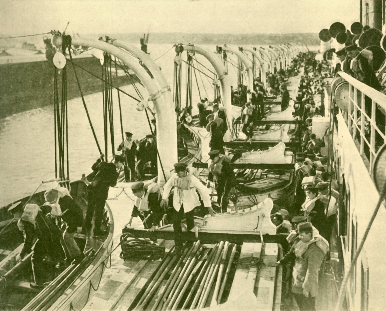 Bootoefening aan boord van de Aquitania, c1930 door Unbekannt