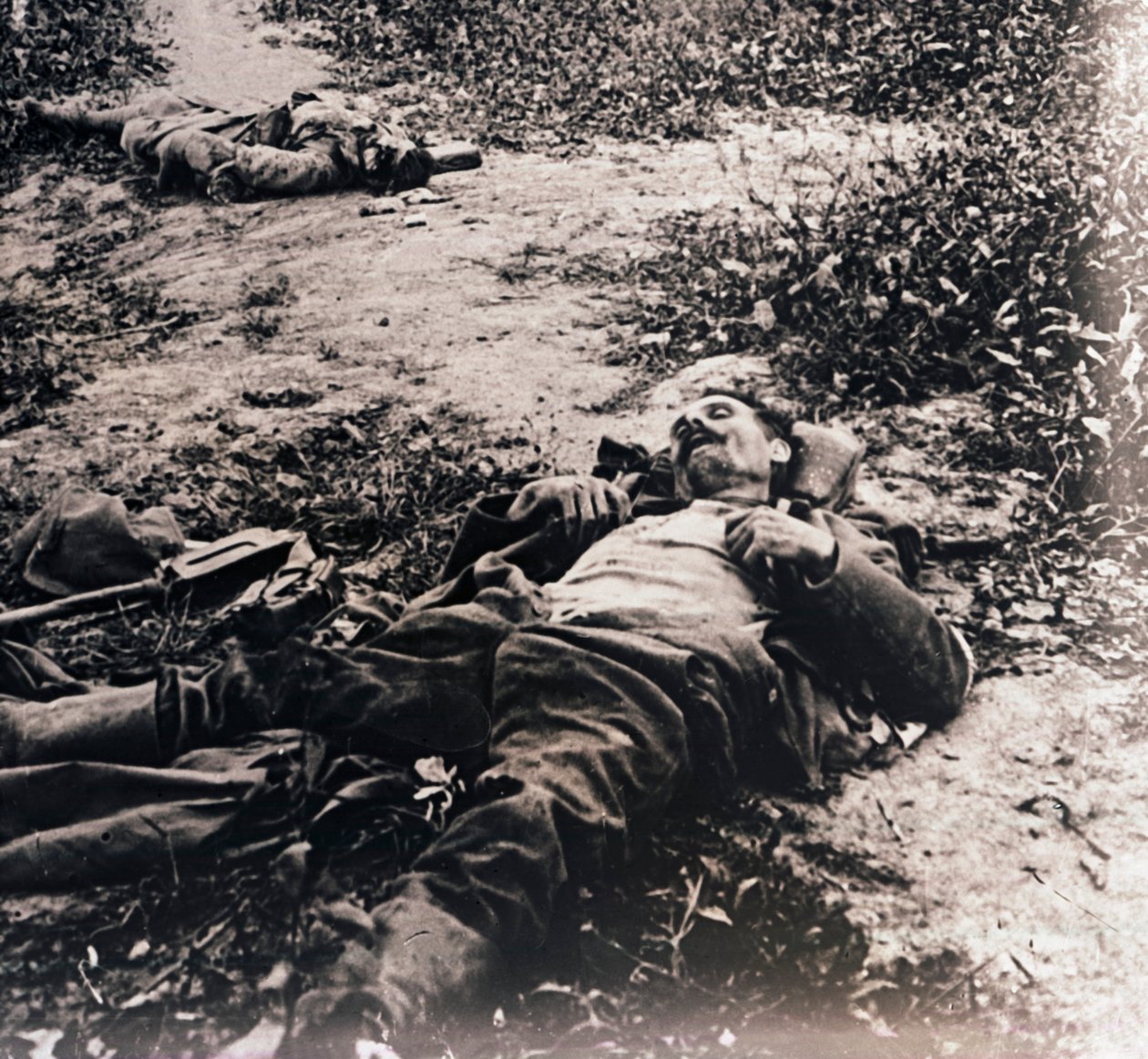 Lichamen van dode soldaten, ca. 1914-ca. 1918 door Unbekannt