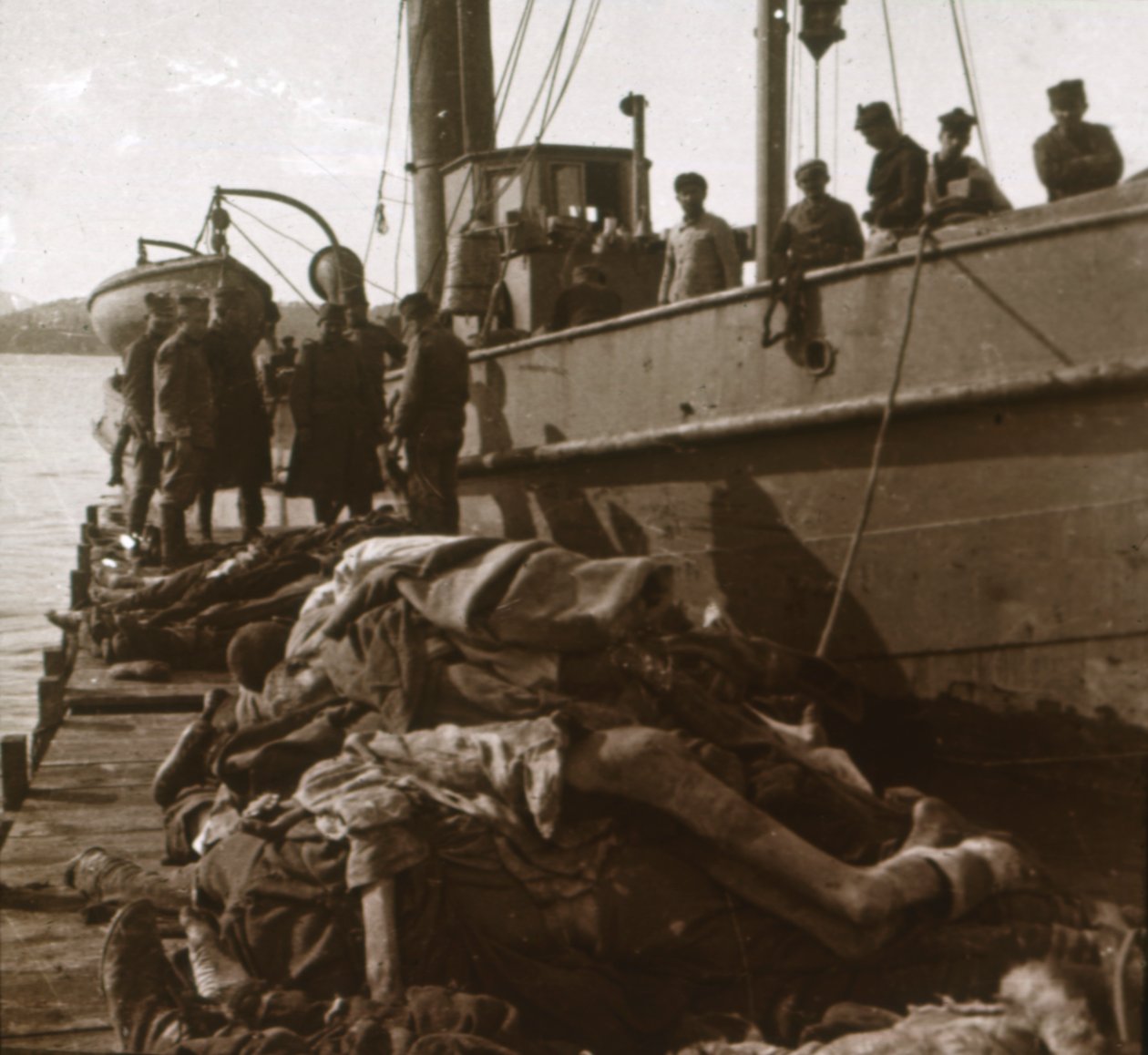 Lichamen van tyfus slachtoffers, Corfu, Griekenland, ca. 1915 door Unbekannt