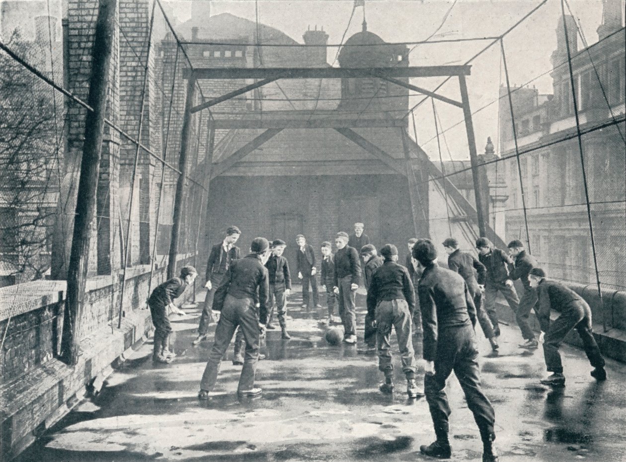 Jongens spelen voetbal op het dak van de St Pauls Cathedral Choir School, Londen, ca. 1901 door Unbekannt