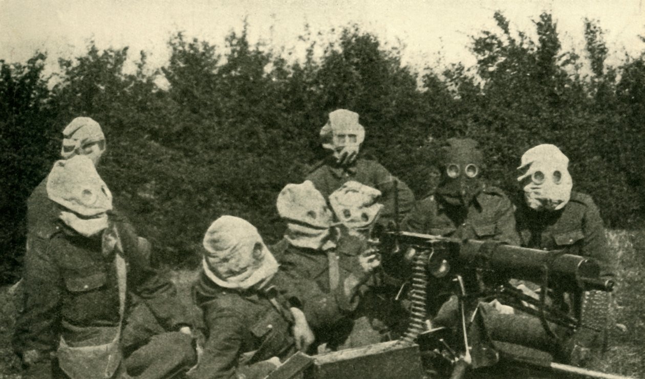 Britse Machinegeweer Sectie met gasmaskers, Eerste Wereldoorlog, 1914-1918, ca. 1920 door Unbekannt