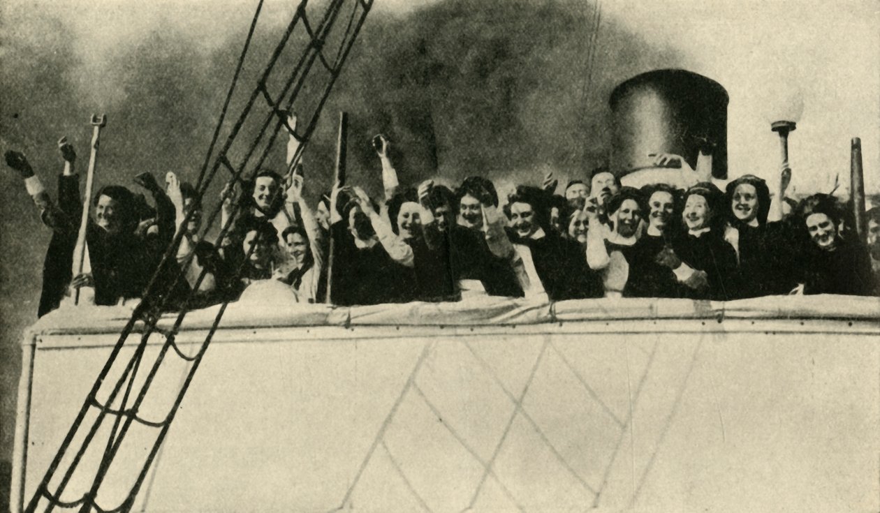 Britse Rode Kruis-verpleegsters op weg naar het front, Eerste Wereldoorlog, 1914, ca. 1920 door Unbekannt