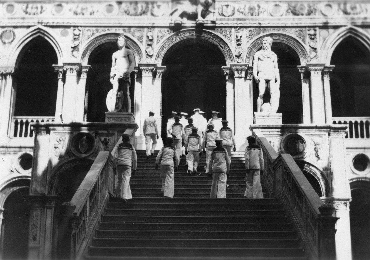 Britse zeelieden bezoeken het Dogepaleis, Venetië, Italië, 1938 door Unbekannt