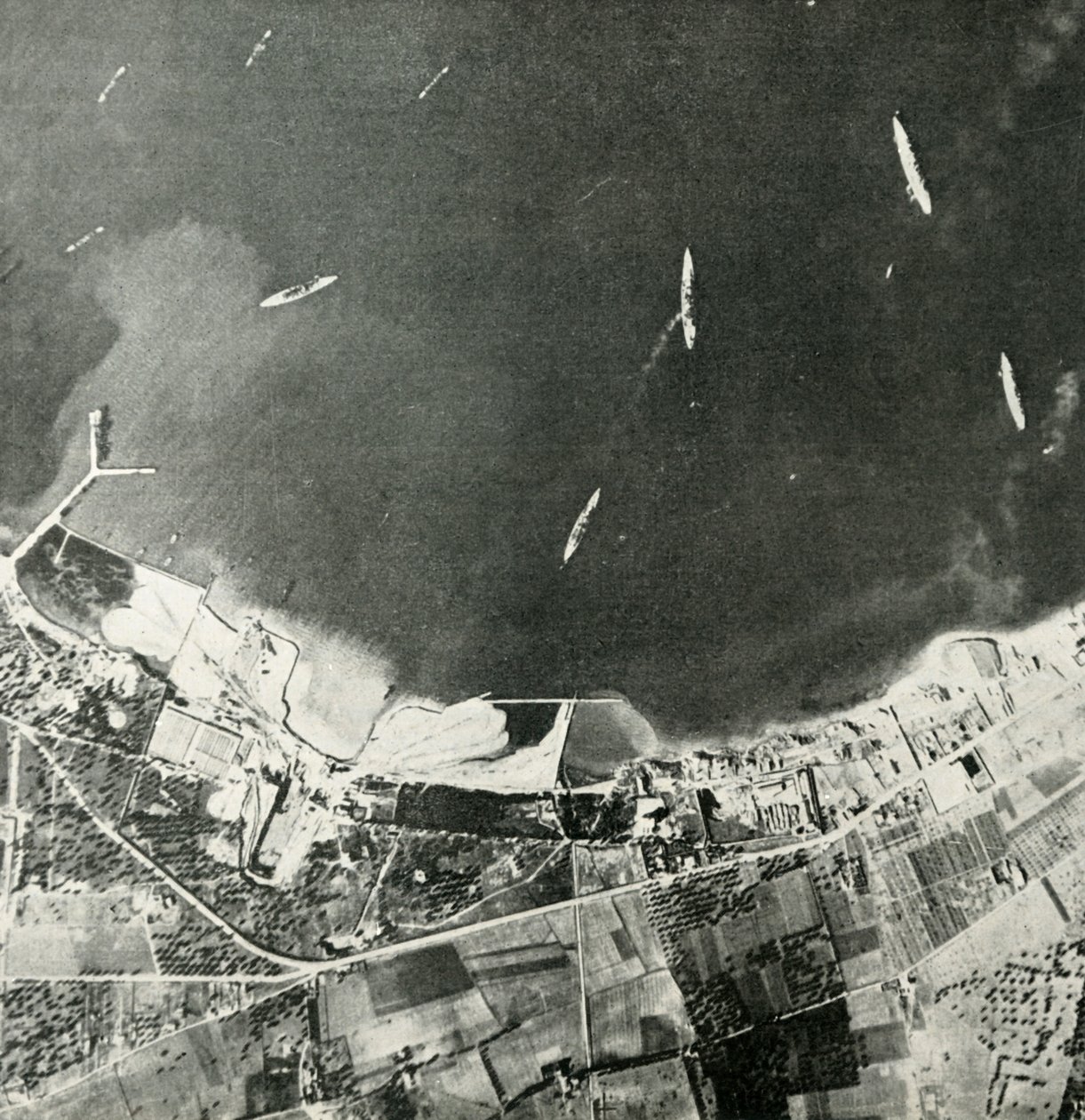 Britse oorlogsschepen voor de Maltese kust, Tweede Wereldoorlog, 1940-1942 1944 door Unbekannt